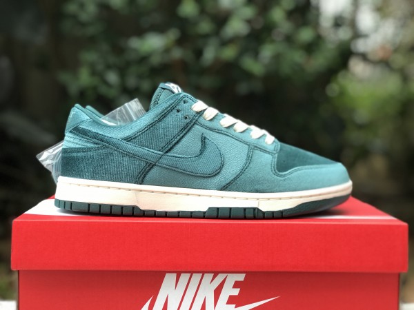 Nike Dunk Low Green Velvet