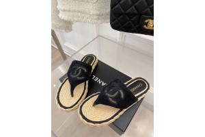 Chanel slippers in raffia