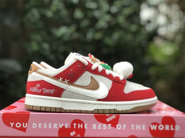 Nike Dunk Low SE Merry Christmas