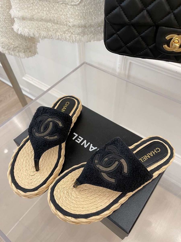 Chanel slippers in raffia