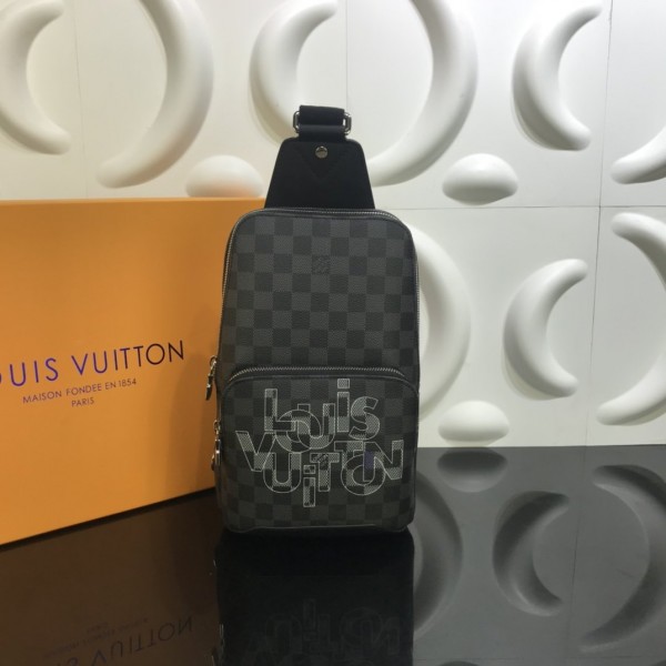 Louis Vuitton Avenue shoulder bag